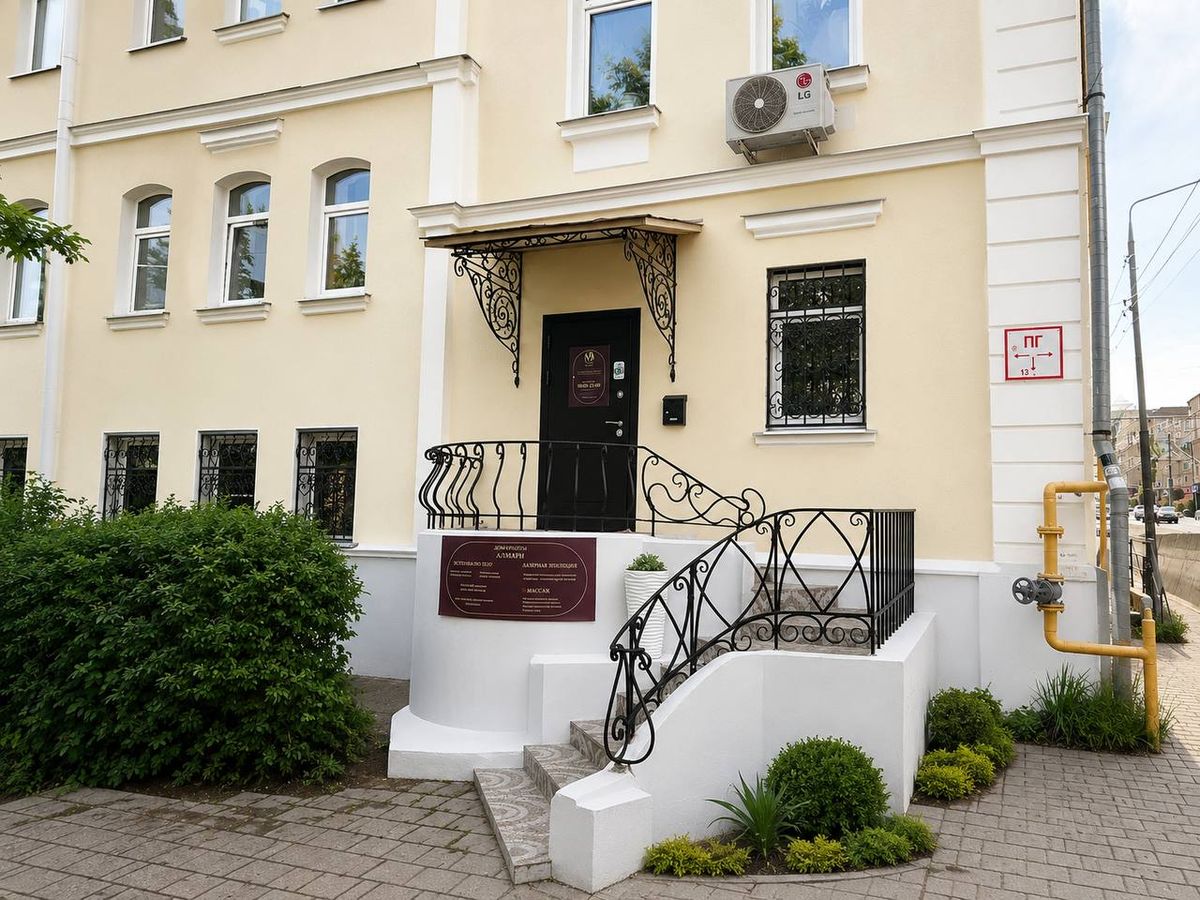 Вход в дом красоты Алма́ри на Первомайской, 45